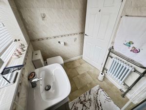 Shower room- click for photo gallery